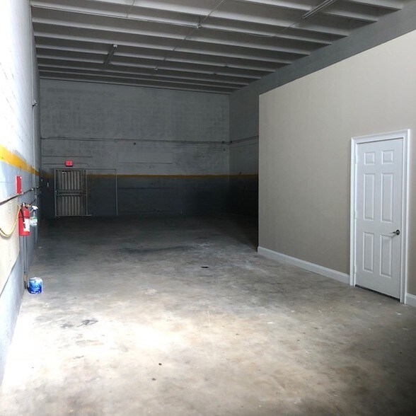 More Photos Of 2311-2319 W 78th St, Hialeah Warehouse For Lease