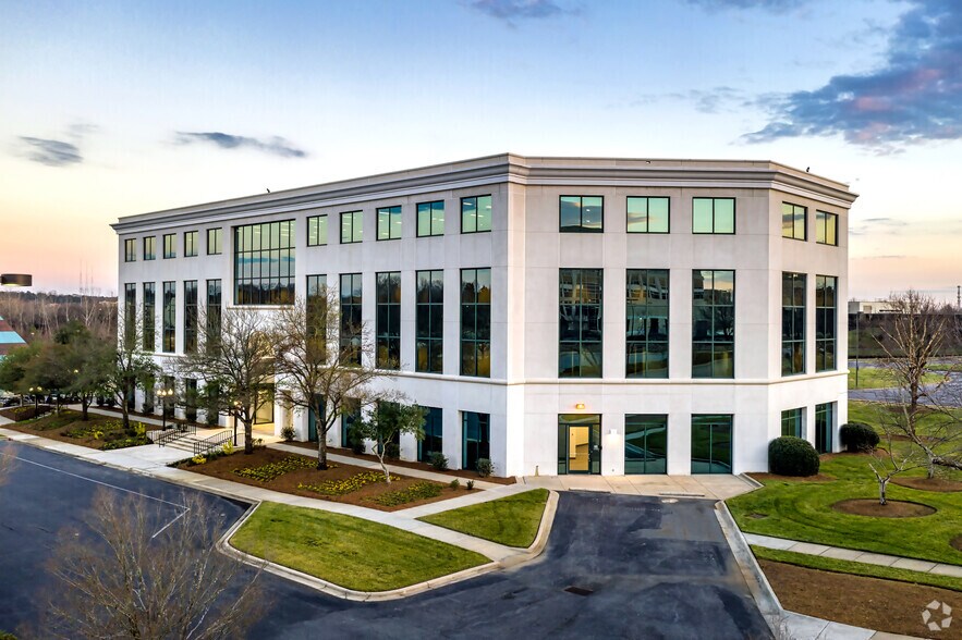 More Photos Of 9144 Arrowpoint Blvd, Charlotte Office For Sale