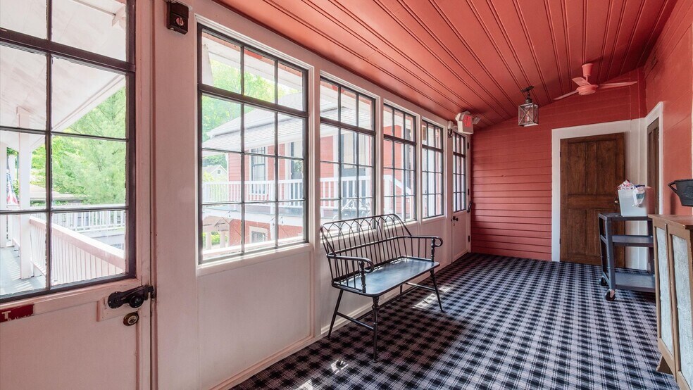 More Photos Of 313 Broadway E, Granville Hotel For Lease