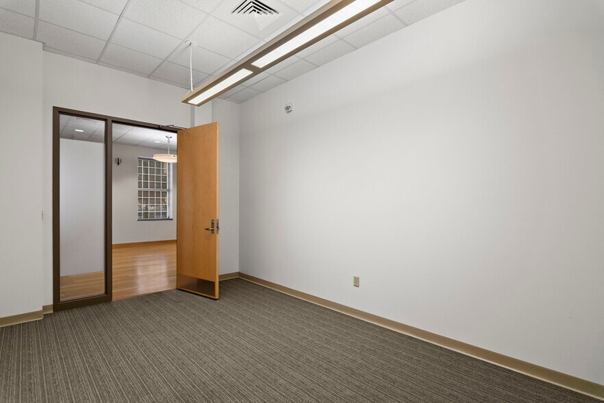 More Photos Of 15 SW Old State Capitol Plz, Springfield Office For Lease