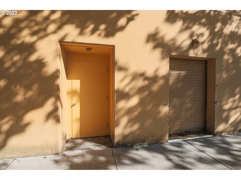 More Photos Of 181 Anderson Ave, Coos Bay Department Store For Sale