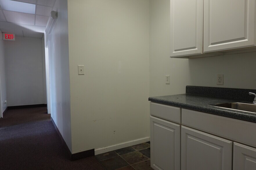 More Photos Of 100 Bridge St, Hampton Office For Lease