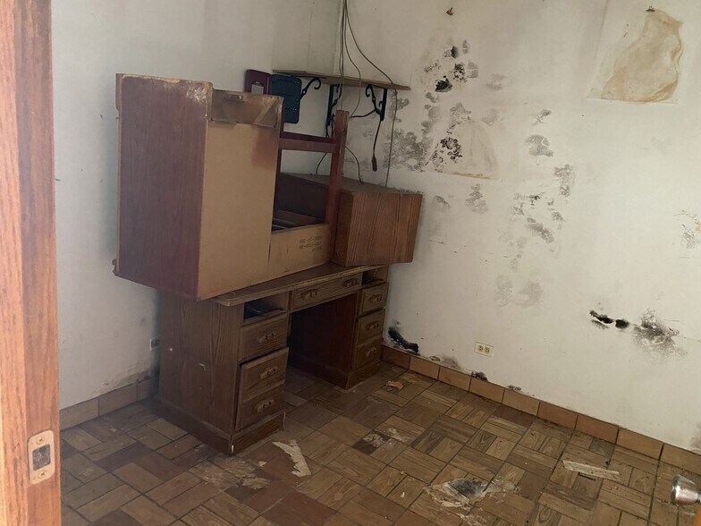 More Photos Of 5424-5428 25th St, Cicero Industrial For Sale