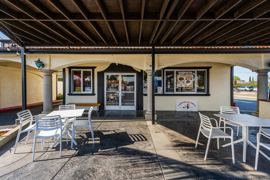 More Photos Of 1936 W 17th St, Santa Ana Restaurant For Sale