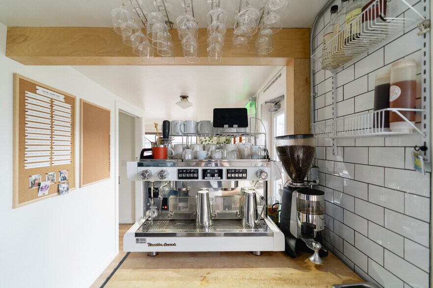 More Photos Of 927 S Cobb St, Palmer Restaurant For Sale