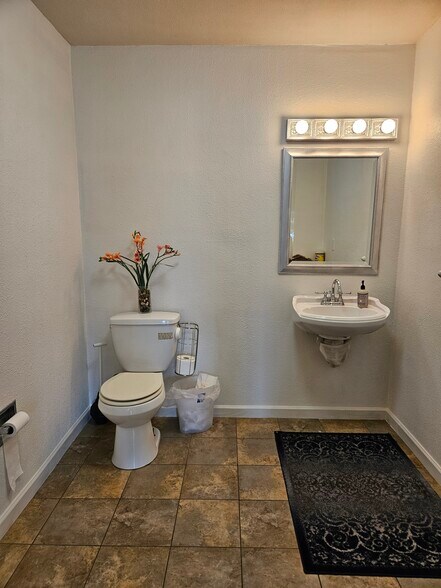 More Photos Of 1272 4th St, Los Banos Office For Lease