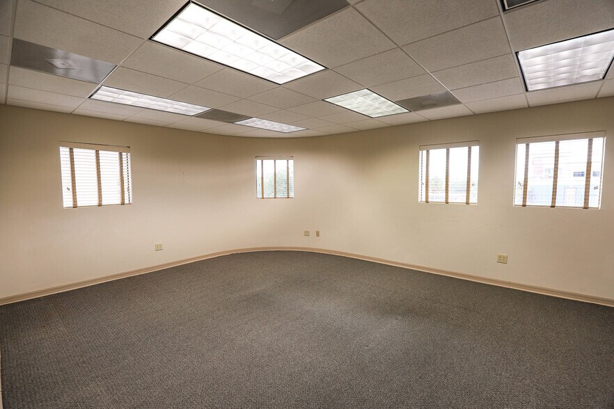 More Photos Of 200-204 W University Ave, Gainesville Office For Lease