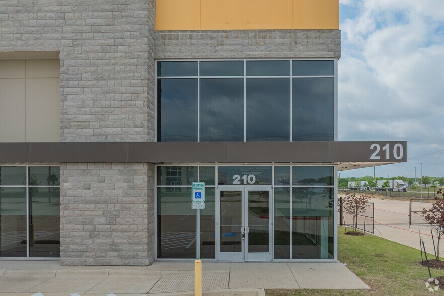 More Photos Of 210 Sunridge Blvd, Wilmer Distribution For Lease