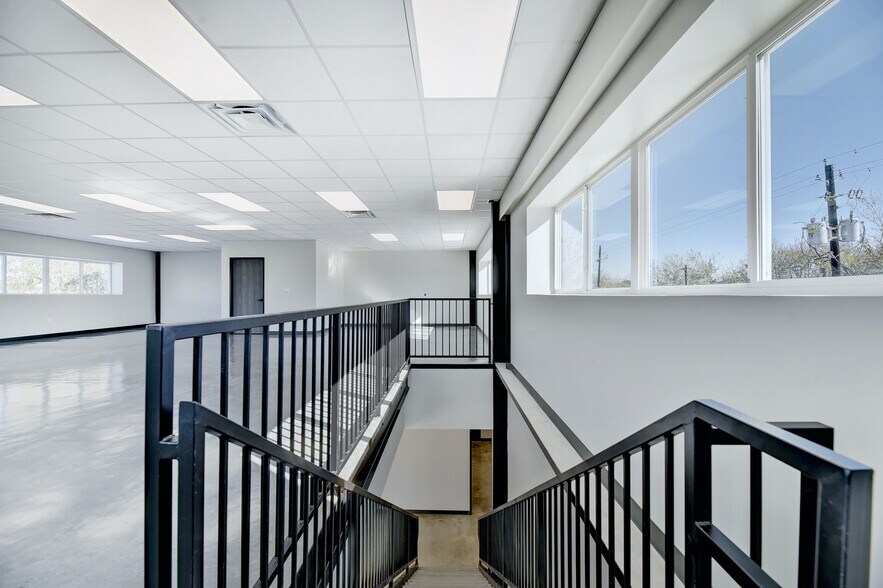 More Photos Of 11215 Conroy Ln, Austin Showroom For Lease