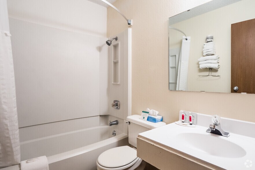 More Photos Of 1610 Cedar St, Raton Hotel For Sale