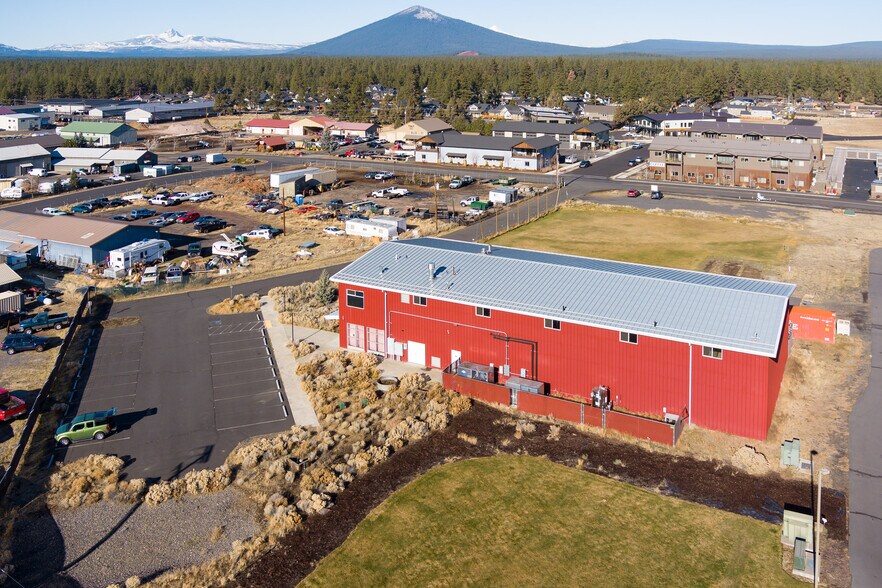 More Photos Of 275 W Barclay Dr, Sisters Distribution For Sale