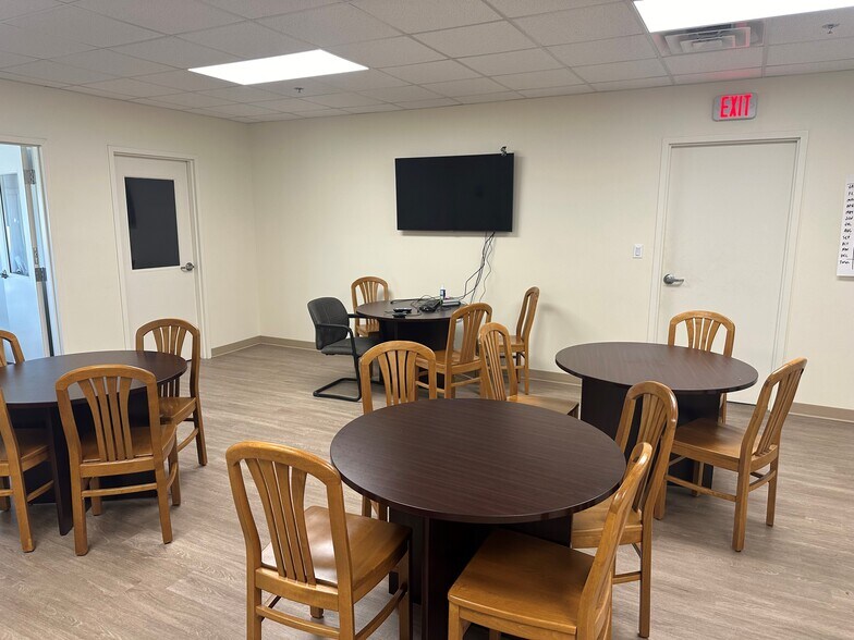 More Photos Of 2401 William Brooks Dr, Evansville Warehouse For Lease