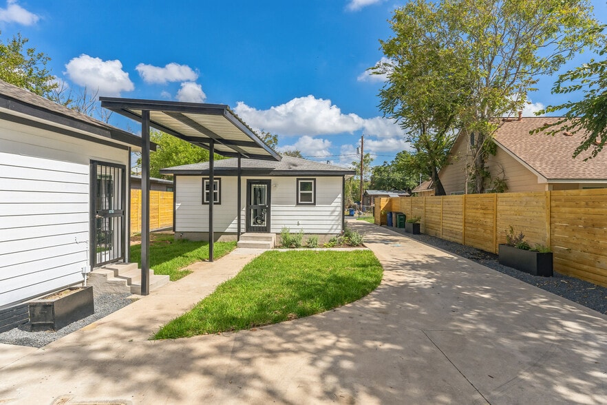 More Photos Of 6111 Atwood St, Austin Multifamily For Sale