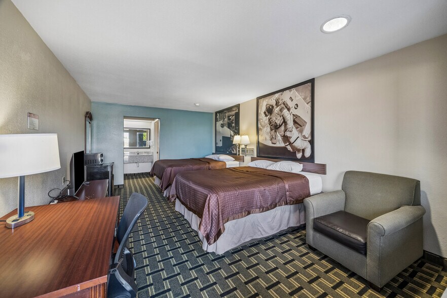 More Photos Of 1931 East Fwy, Baytown Hotel For Sale