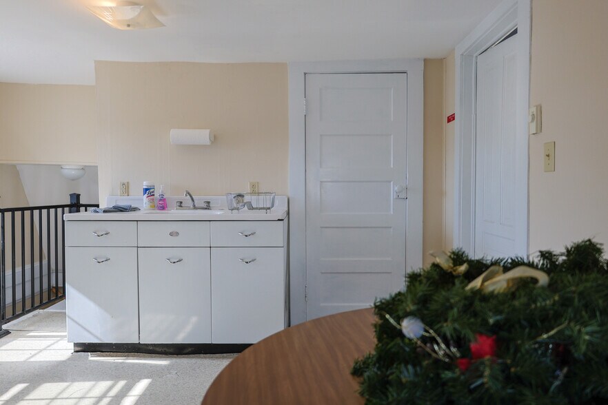 More Photos Of 1616 Blountville Blvd, Blountville Office Residential For Lease