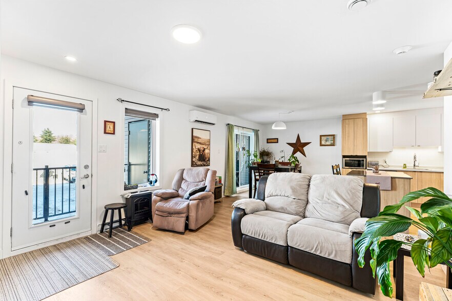 More Photos Of 365 Rue Adams E, Richmond Apartments For Sale