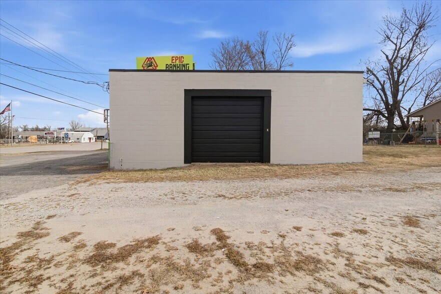 More Photos Of 4918 W 21st St, Tulsa Warehouse For Lease