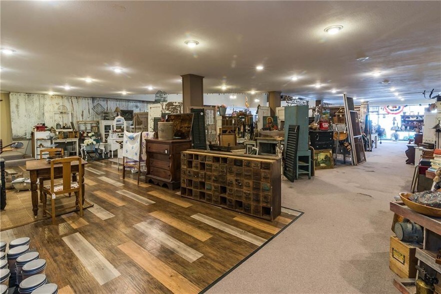 More Photos Of 306 W Main St, Denison Storefront For Sale