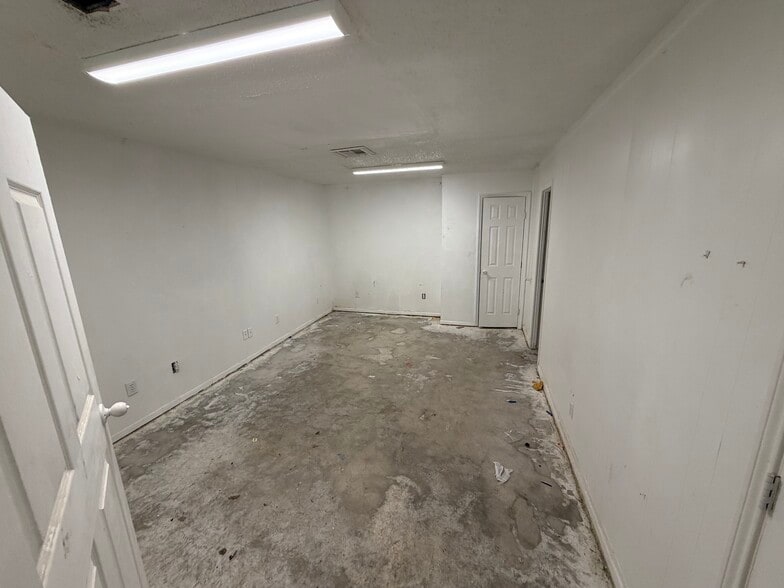 More Photos Of 11901 Vickery St, Houston Warehouse For Sale