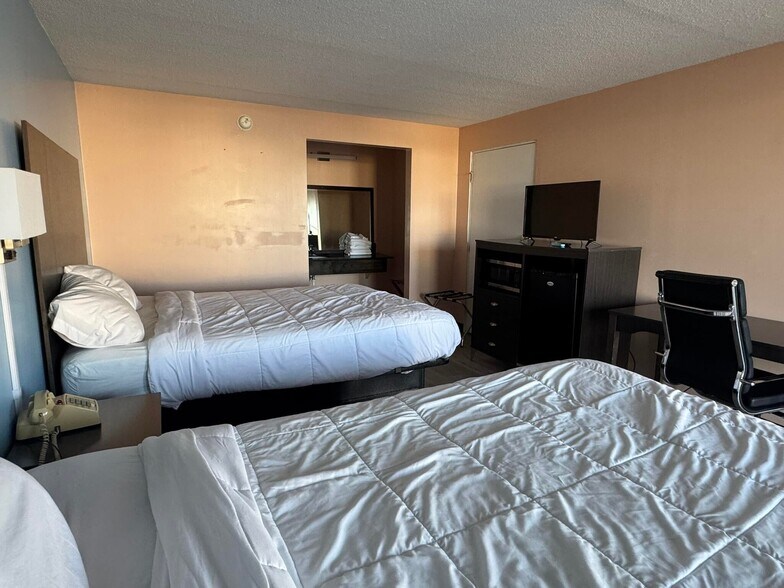 More Photos Of 990 Maple St, Russell Springs Hotel For Sale