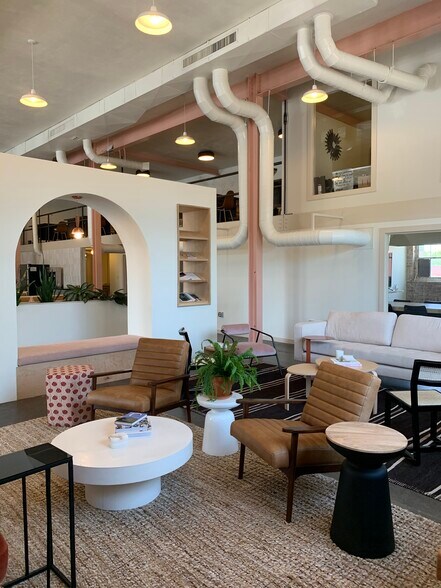 More Photos Of 633-635 W Davis St, Dallas Freestanding For Lease