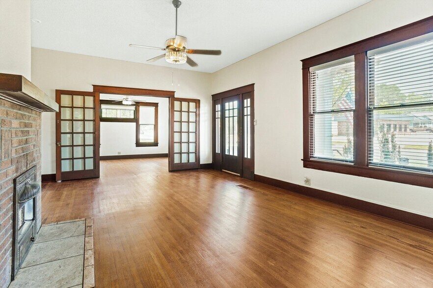 More Photos Of 1116 Lamar Ave, Paris Office For Sale