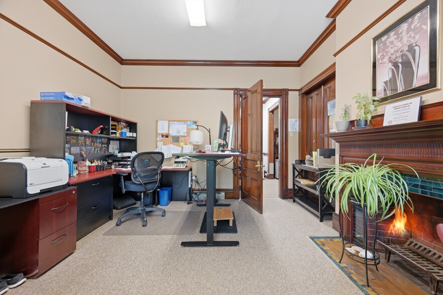 More Photos Of 1 Sylvandale Rd, Lisbon Office For Sale