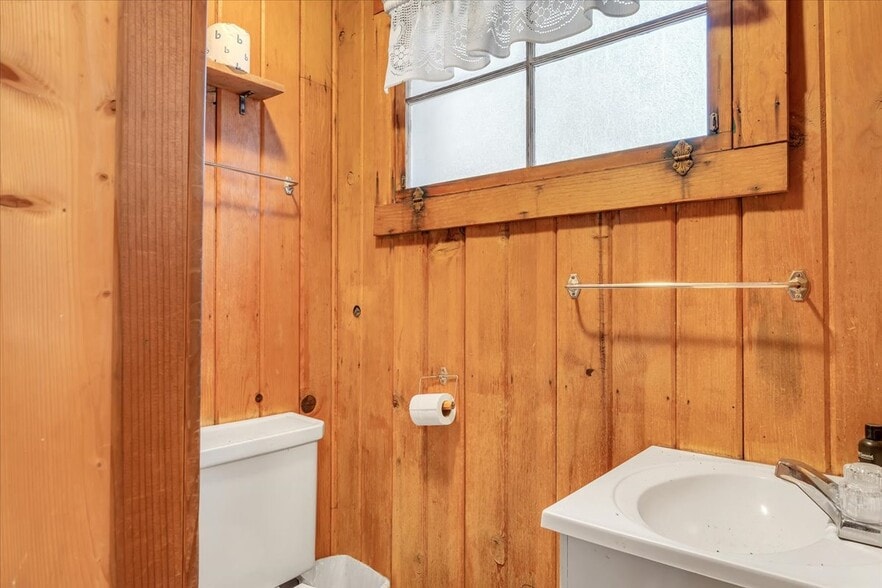 More Photos Of 1 State Hwy 108, Pinecrest Hotel For Sale