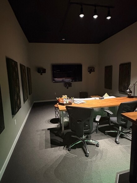 More Photos Of 2900-2904 W Magnolia Blvd, Burbank Storefront For Lease