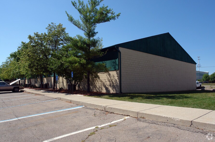 Primary Photo Of 1042 Benstein Rd, Walled Lake Warehouse For Lease
