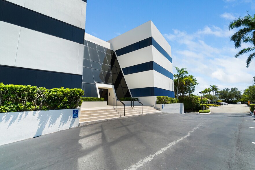 More Photos Of 8000 N Federal Hwy, Boca Raton Medical For Lease