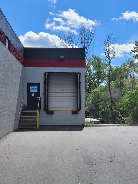 More Photos Of 1911 Rice St, Roseville Warehouse For Lease