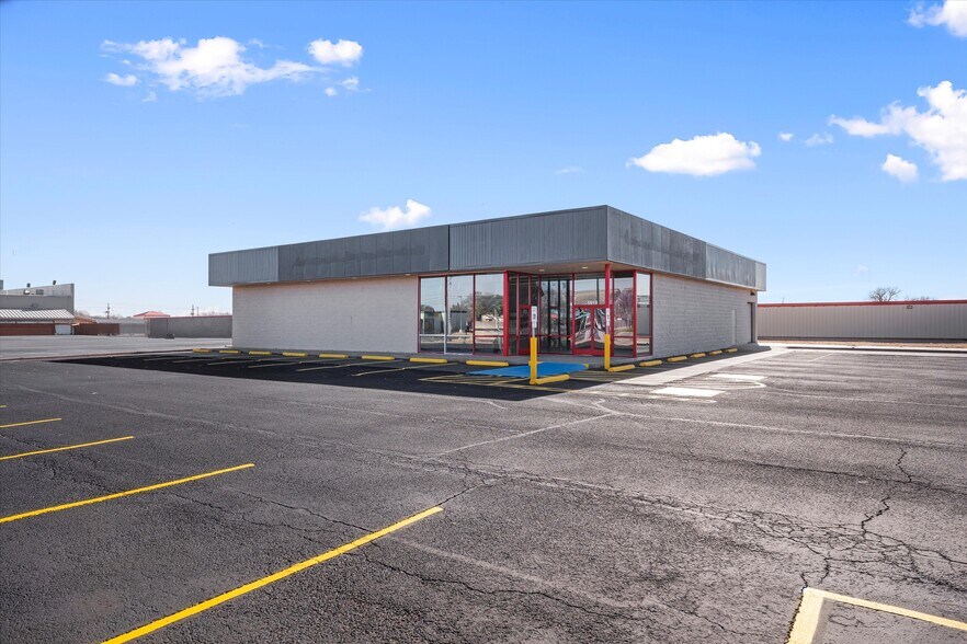 More Photos Of 5819 4th St, Lubbock Freestanding For Lease