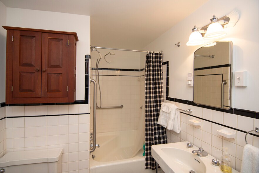 More Photos Of 8789 Seneca Trail South, Ronceverte Office For Sale