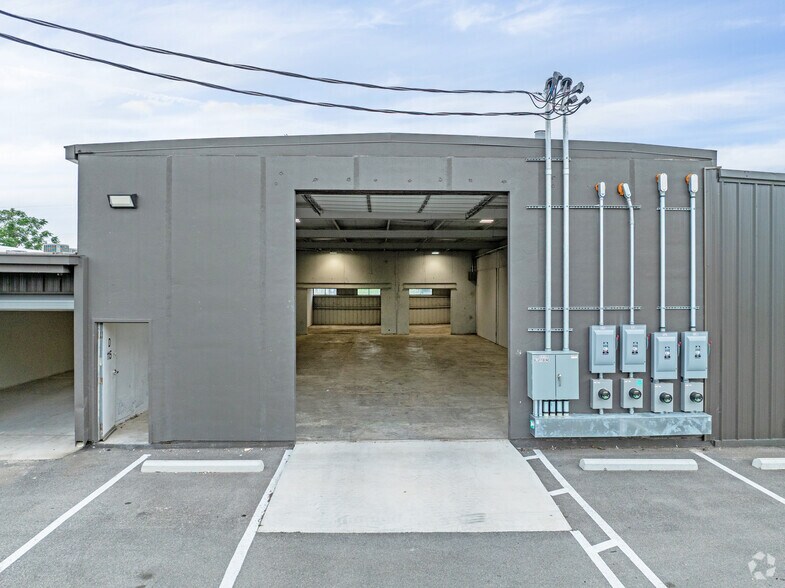 More Photos Of 11110 Bluff Bend Dr, Austin Warehouse For Sale