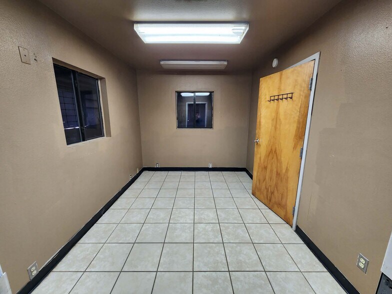 More Photos Of 502 S Kinnick Rd, Stillwater Warehouse For Lease