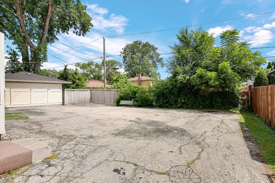 More Photos Of 10611 S 81st Ct, Palos Hills Apartments For Sale