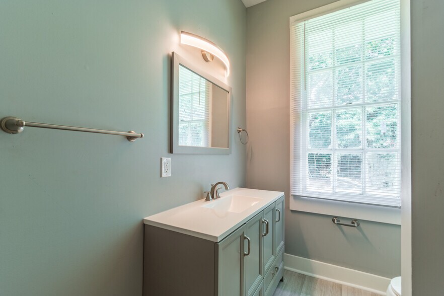 More Photos Of 302 Picadilly St, Columbia Specialty For Sale
