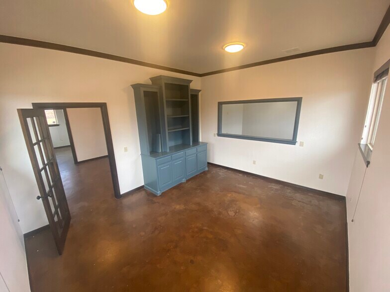 More Photos Of 604 W 18th St, Edmond Office For Lease