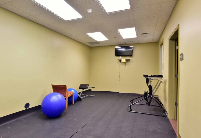 More Photos Of 354 E Washington Ave, Ashburn Healthcare For Sale