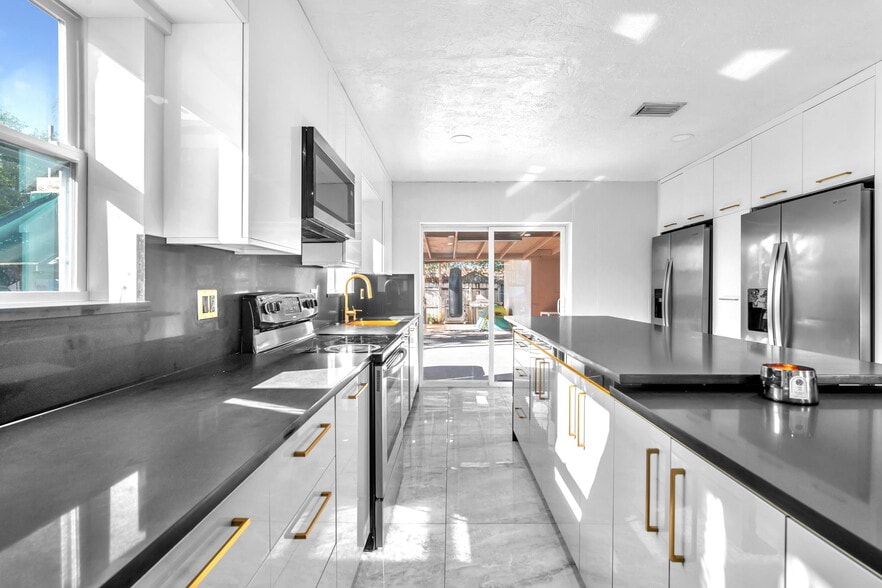 More Photos Of 7151 Taft St, Hollywood Office Residential For Sale