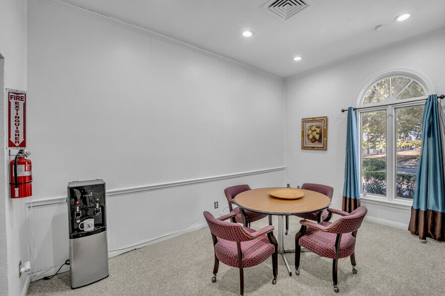 More Photos Of 721 W Abram St, Arlington Medical For Lease