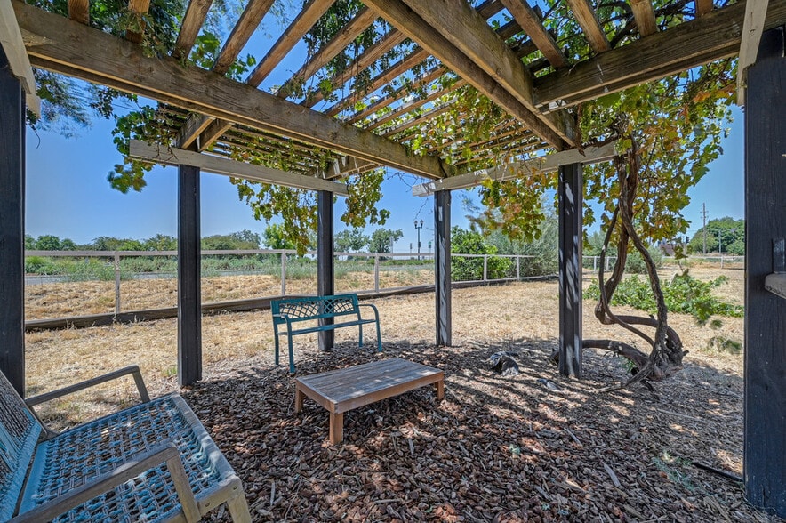 More Photos Of 19435 East St, Woodland Specialty For Sale