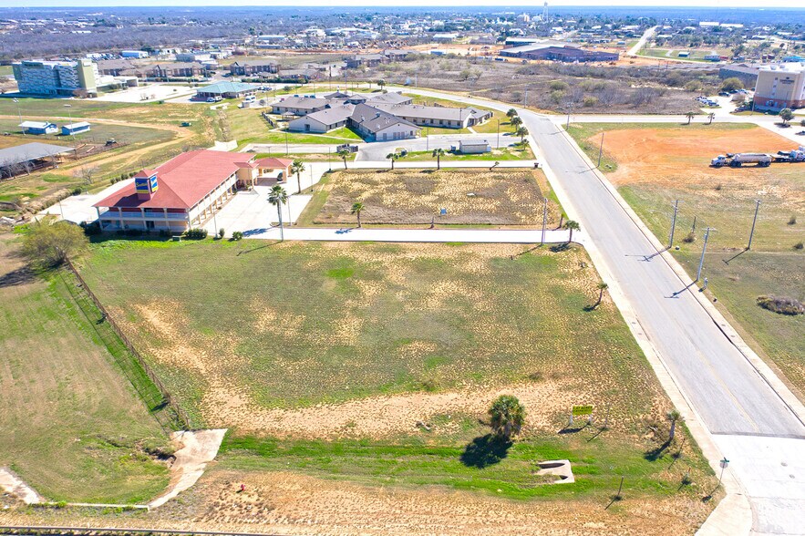 More Photos Of 475 Mars Dr, Cotulla Land For Lease
