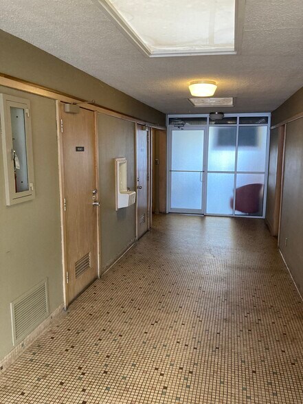 More Photos Of 935 S Iowa St, Lawrence Office For Lease