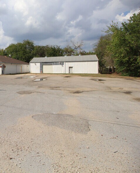 More Photos Of 10615 Market St, Houston Warehouse For Sale