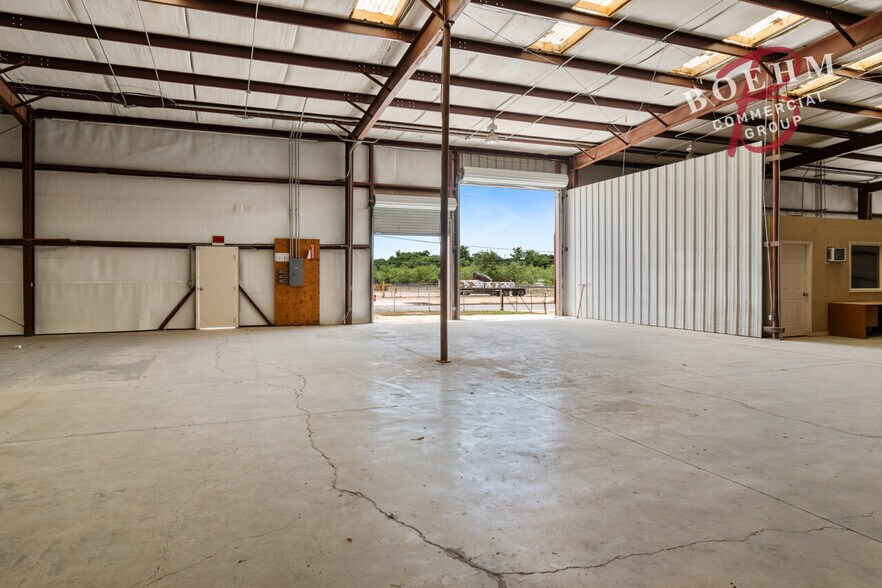 More Photos Of 995 Industrial Blvd, Del Rio Distribution For Lease