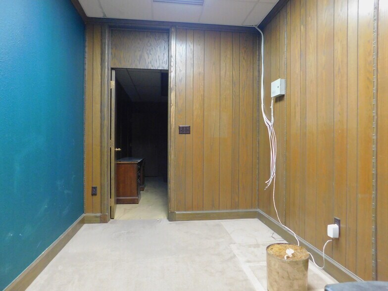 More Photos Of 720 SW F Ave, Lawton Manufacturing For Sale