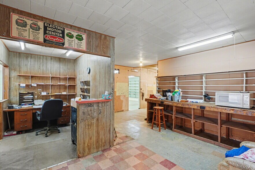 More Photos Of 9420-9424 MO-100, New Haven General Retail For Sale