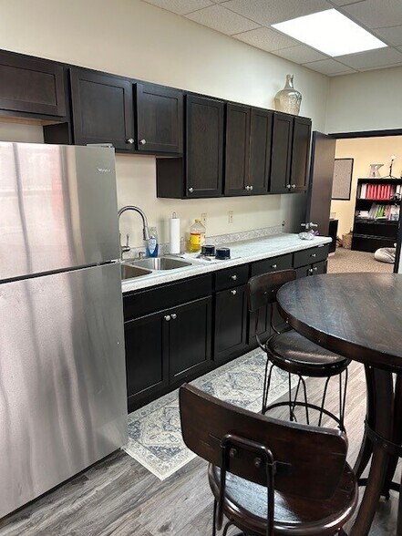 More Photos Of 5521 W Cleveland St, South Bend Light Distribution For Lease